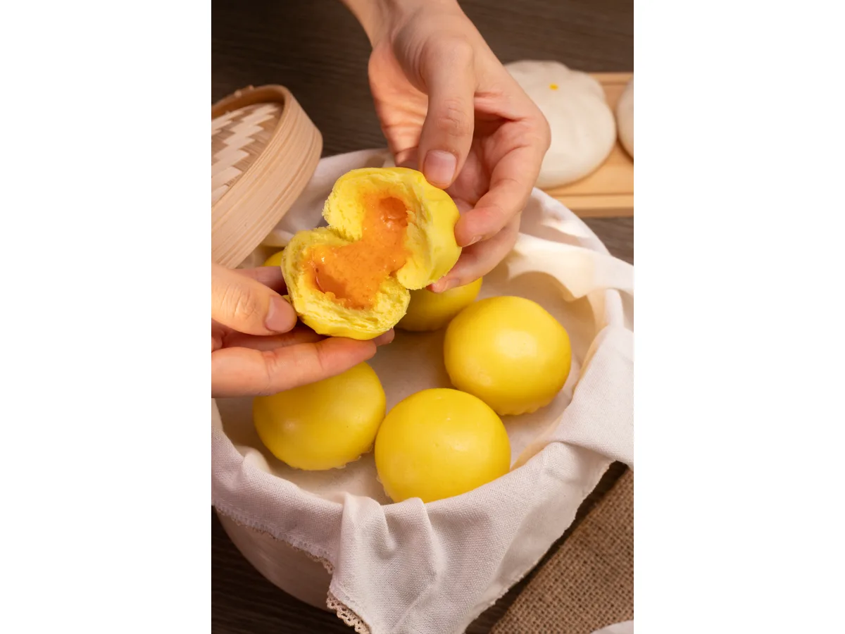 Bánh bao nhân chảy kim sa Bao Lành — bẻ đôi vàng óng chảy ra