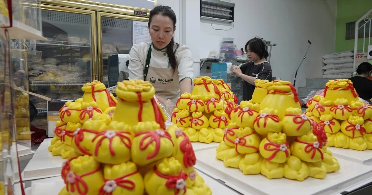 Ảnh tháp bánh bao tạo hình thỏi vàng trên báo Dân Trí