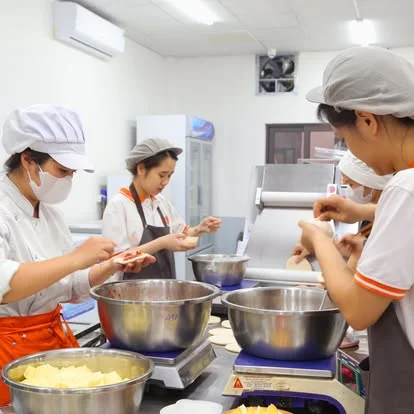 Đội thợ trộn bột trong xưởng bánh Hải Phòng