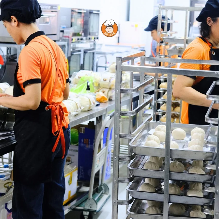 Xe rack bánh bao vừa ra lò trong xưởng