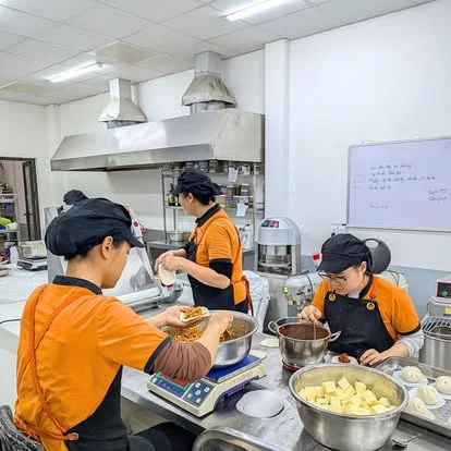 Thợ xưởng Hải Phòng cân chia bột làm bánh