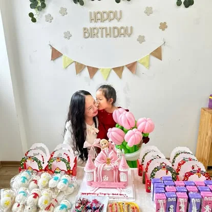Tiệc sinh nhật trang trí bằng tháp bánh bao tạo hình