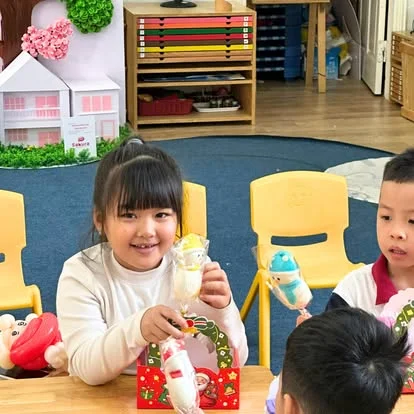 Bé vui vẻ cầm bánh bao tạo hình