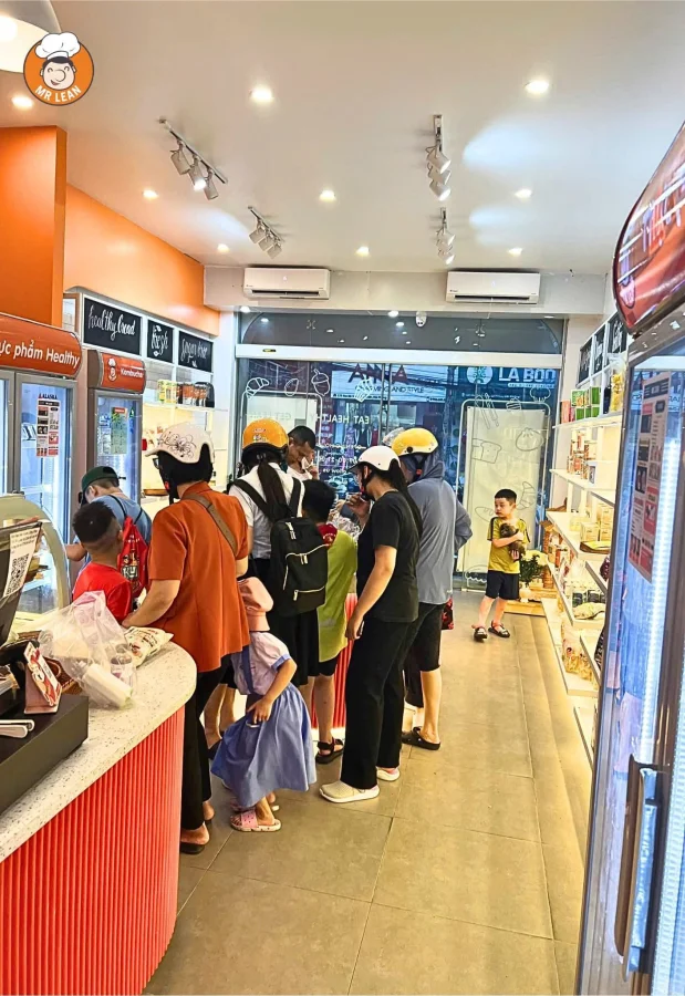 Khách xếp hàng trong cửa hàng bánh của Ngọc ở Sài Gòn