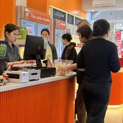 Khách thanh toán tại quầy cửa hàng Sài Gòn